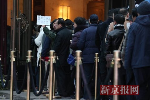 今日早9时,著名表演艺术家葛存壮遗体告别仪式在八宝山大礼堂举行。儿子葛优及亲属与文化、艺术等社会各界人士数千人前往送别。本组图片摄影:新京报记者 郭延冰