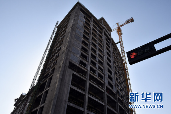 这是2月26日拍摄的青海省西宁市海湖新区一处在建商品房。 记者 吴刚 摄