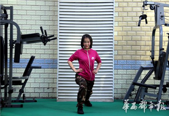 这是张祯在进行压腿训练。李结义摄