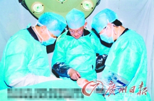 陈大元（中）与助手进行克隆大熊猫手术。陈大元他是中科院首席科学家陈