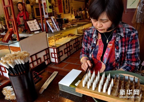 3月7日,敦品制笔商店的经营者在制作毛笔。