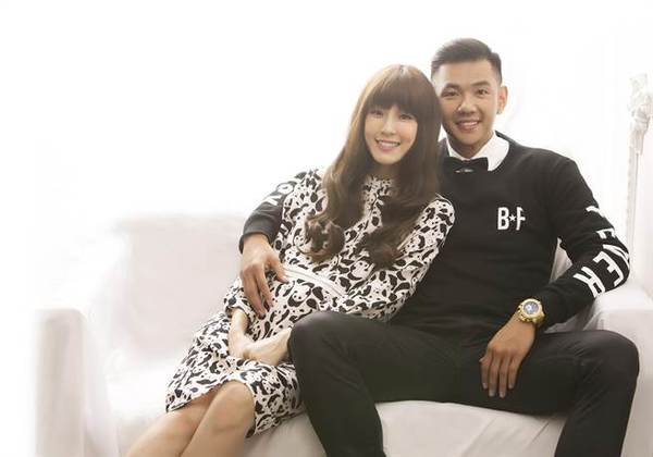 范范与黑人照。(图片来源：台湾《婴儿与母亲》)