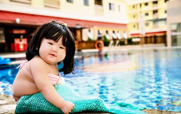 6个月大的越南宝宝乐范卡迪被父母穿上全套美人鱼服，在社交媒体上引发风暴。（网页截图）
