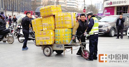 严惩!治理银基商圈交通违法多辆载货电动三轮