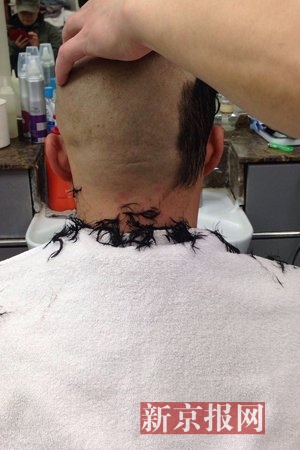 王府井四联美发厅，市民在理发。本组图片摄影：新京报记者王嘉宁