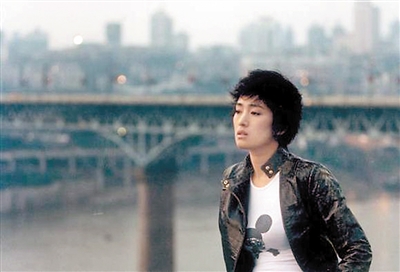 最艺术：《周渔的火车》 2002年在香港上映的《周渔的火车》,将故事发生地选择在重庆这座有着山城、雾都、桥都之称的美丽城市。图片背景为嘉陵江大桥。