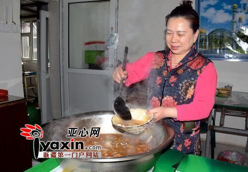 3月10日，乌鲁木齐市五一路马氏杂碎汤，老板马清苗正在给顾客盛刚出锅的羊杂汤。