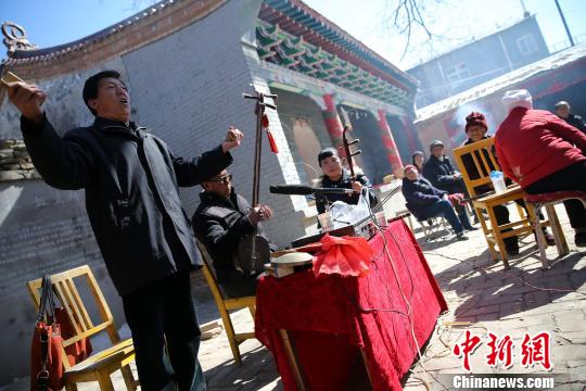 陕北说书面临着后继无人的窘境，说书艺人队伍不断“缩水”。　张远　摄