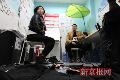 一男一女两人服装店盗窃被抓。