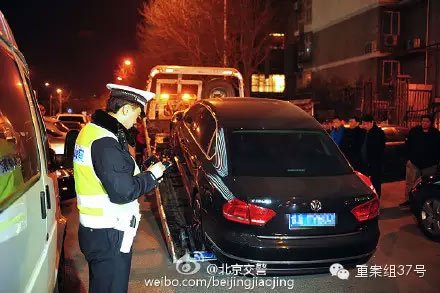 ▲3月11日晚，交警从银河SOHO地下停车场拖走车辆。