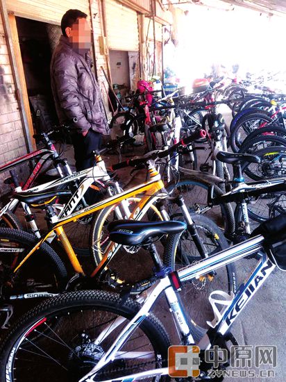 民警在这个卖车点查获山地自行车18辆。车贩说，一辆车可卖五六百块钱，名牌的更贵。