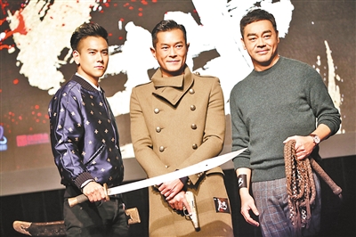 电影《危城》刘青云、古天乐、彭于晏手持武器亮相。 型男撑起影视展 ■相关新闻