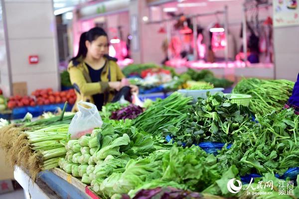 随着天气渐暖，蔬菜大量上市，菜价与春节期间相比大幅下跌。