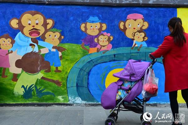 南昌市步行街一面长墙上被手绘了猴子卡通画，深受人们的喜欢。