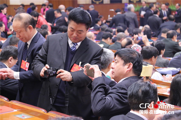 代表们在大会堂拍照留念。摄影:杨磊