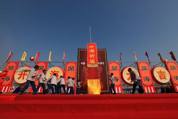 在一声声的船工号子中，人们升起开海祈福的旗子