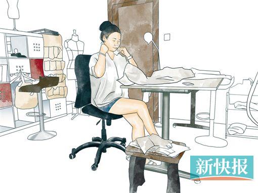 ●与客户沟通,定下旗袍的造型和面料,接下来,设计师画出效果图,打纸样,把不同的裁片一一固定到人台(模特)上,看造型和尺寸上是否相符;接着,就是裁布料,缝制。