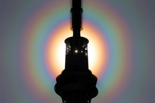 东京上空出现神秘巨大光环 似彩虹美丽壮观(图