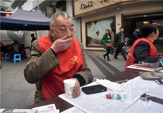 成都献血大王熊德金右眼失明 网友筹2.8万元