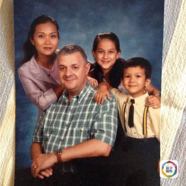 　　图为克洛德·杰克全家福，2000年摄于香港。