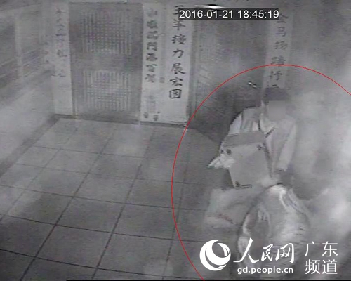 嫌疑人作案时的视频监控画面。来源：广州市公安局