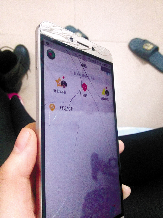 　　黄女士买的乐视手机从床上跌落后碎屏。