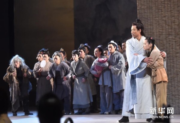 3月18日,演员刘佩琦(右二)在话剧《杜甫》中饰演杜甫。