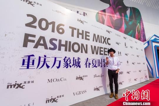 图为时尚达人韩火火亮相重庆山城，助阵万象城春夏时装周。　王钰漩 摄