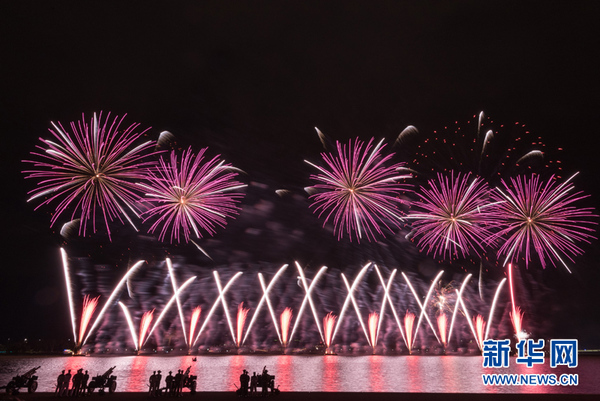 绚烂!堪培拉放烟火庆祝103岁生日(高清)