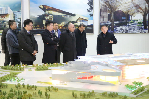 高治国先生(右一)对项目整体进行介绍