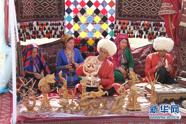 3月21日,在土库曼斯坦首都阿什哈巴德,当地人在做手工饰品。新华社记者卢敬利 摄