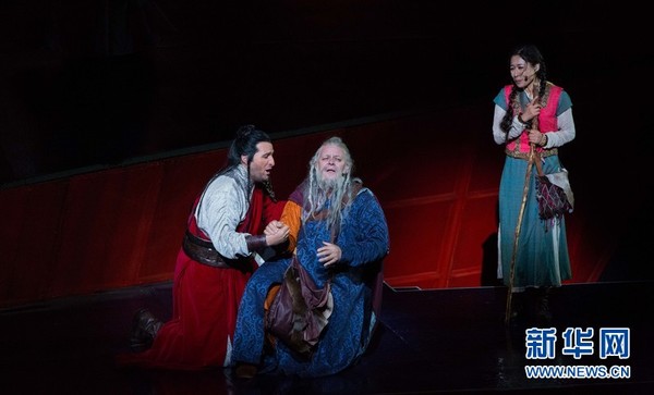 演员们正在舞台上表演。