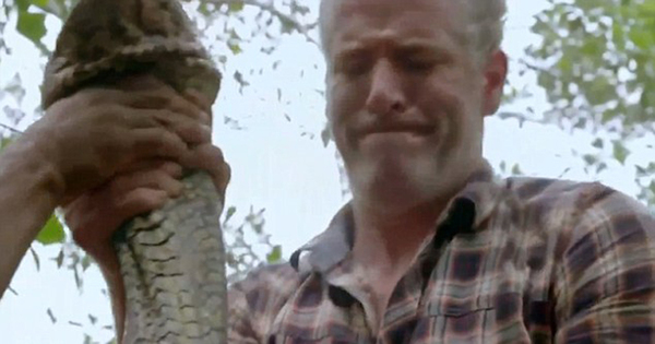 BBC纪录片主持人布坎南和一家瓦欧人捕猎到了世界最长水蟒。(网页截图)