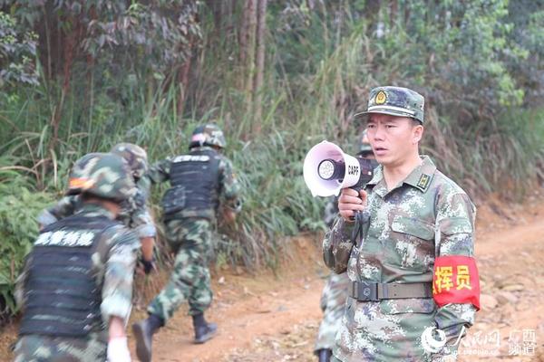 指挥员正在给队员加油鼓劲