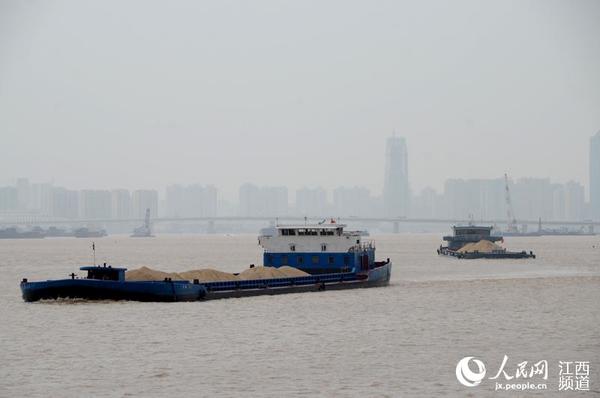 受上游来水影响,赣江南昌段水位猛涨,水文部门预计,洪峰将在明日中午左右抵达南昌。