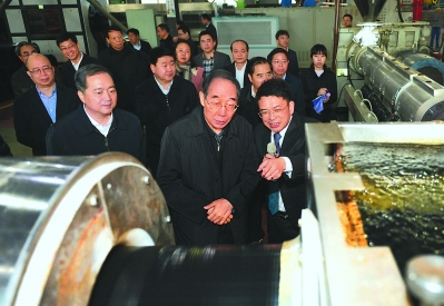 昨日,省委书记尤权来到泉州市泉港区纳川管材科技公司,深入车间了解企业生产经营情况。本报记者 张永定 摄