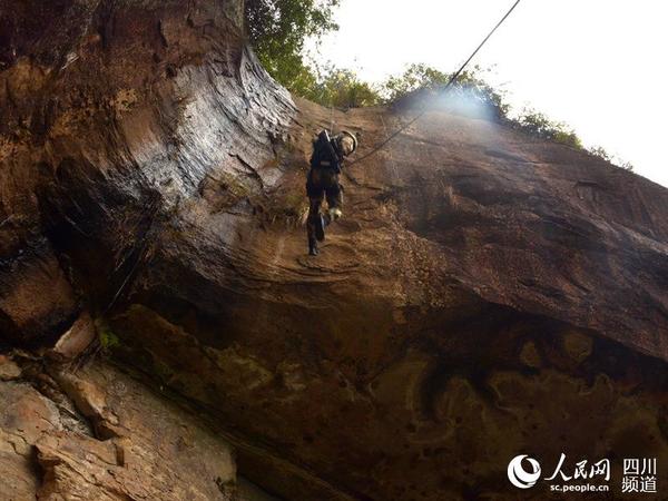 悬崖索降。（图片由武警四川总队报道员提供）