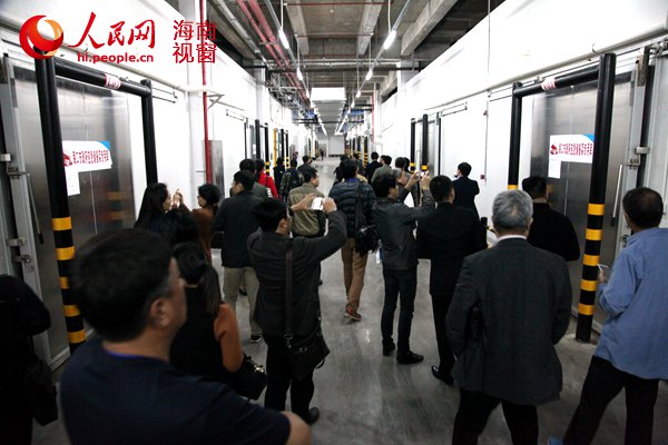 参观市政蔬菜应急调控中心