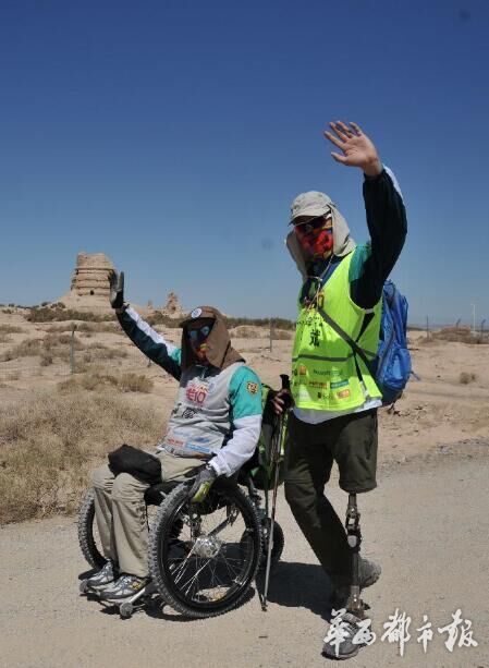 周宝林和侯斌参加戈壁挑战赛