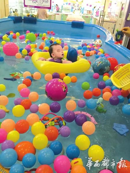 宝宝在童生园游泳。