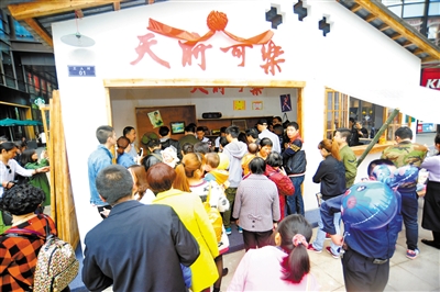 昨日上午，时代天街天府小卖部前的市民排成长龙。 本报记者 雷键 摄