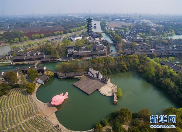 　　 3月27日，粉红色的“浮鱼”首次亮相水乡乌镇西栅景区水剧场。