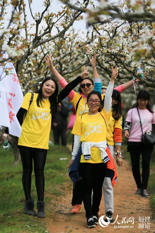 “花海跑”参赛选手 邹家骅摄