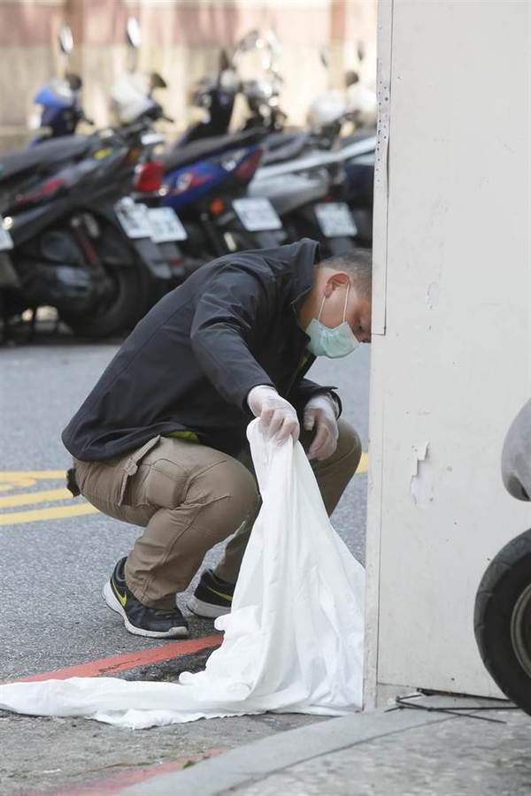 内湖环山路4岁女童遭砍死亡，警方掀起白布查看。（杨兆元摄）图片来源：台湾《中时电子报》
