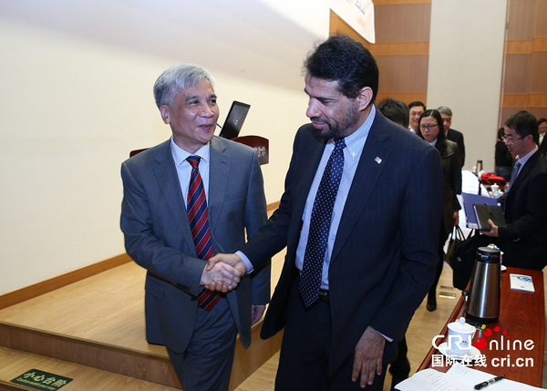 丁仲礼校长与沙特基础工业公司(SABIC)科技创新执行副总裁亲切握手(杨天鹏 摄)