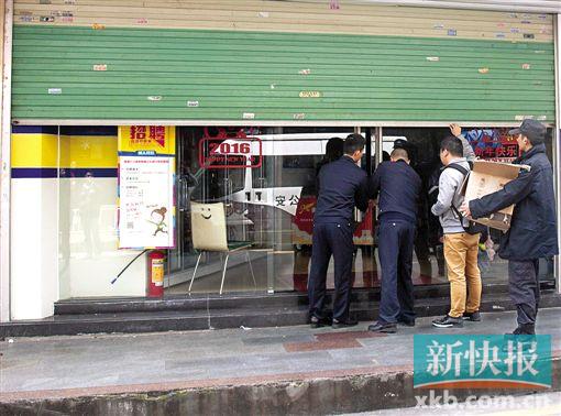 ■民警将嫌疑人从店内带走,并将店铺封门。