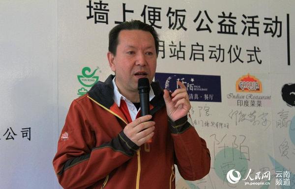 3月27日，亚力坤·奥斯曼在昆明讲述“墙上便饭”的故事。（人民网 虎遵会  摄）