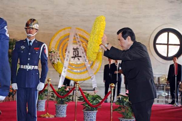 台湾地区领导人马英九今天将出席春祭,并主持“经国厅”揭牌。图为马英九出席2015年中枢秋祭。(中央社)图片来源:台湾《中时电子报》