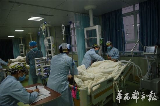 黄师傅被送到ICU监护室观察。