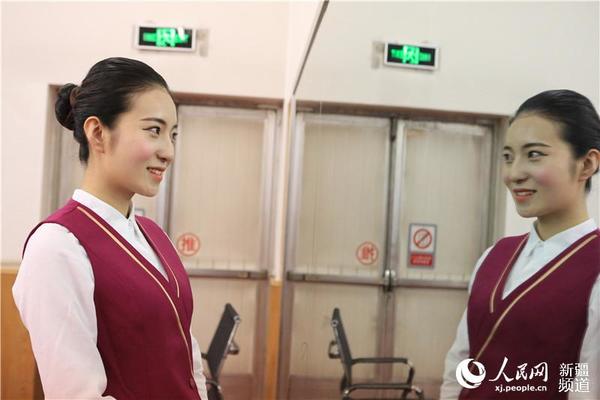 穿上制服后，赵振楠对着镜中的自己露出了满意的笑容。贺雯璟摄